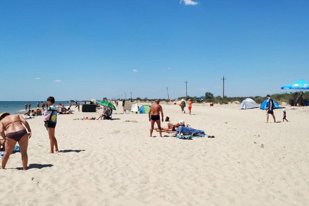 Пологий пляж в Лебедевке